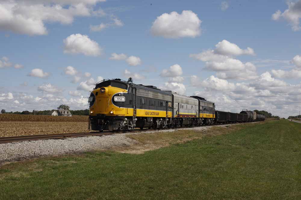 Keokuk Junction Railway set 1752 + 1761 + 1750 takes a freight train from Mapleton to Keokuk at Cuba (Illinois, USA) on 23 September 2011